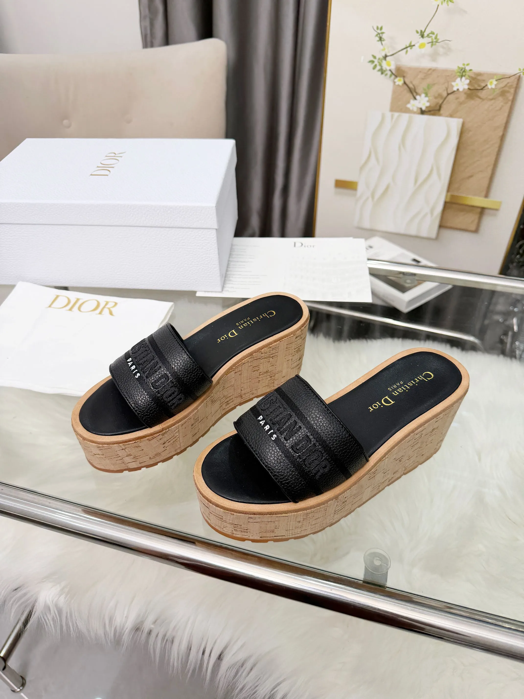 👟👟Ex-factory price 440👟👟 Dior Dior〰️Dway thick-soled wedge sandals✔️This thick-soled sandal is fashionable, casual and highly recognizable. The inspiration is cleverly combined by D's main designer into the perfect shoe shape. Paired with brand buckles, it is even more fashionable! Original version, perfect and exquisite workmanship!  Upper: pebbled leather + electric show code number; 35-39 (40-41 customized)